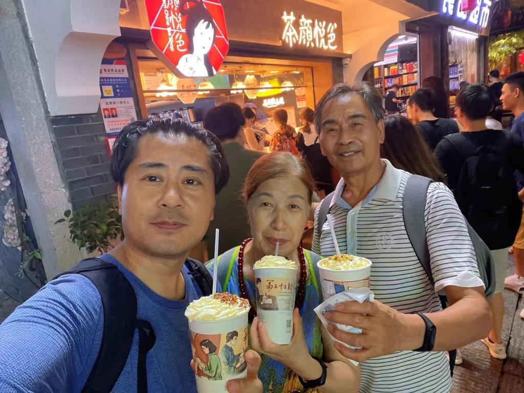 老赵和父母一起品尝美食。受访人 供图